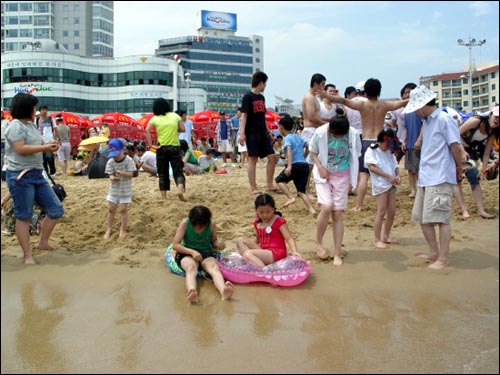 아직은 바닷물이 차가웠습니다. 바닷물에서 직접 수영을 즐기는 사람들보다는 해변에서 모래성을 쌓거나, 모래찜질을 즐기는 사람들이 더 많았습니다. 